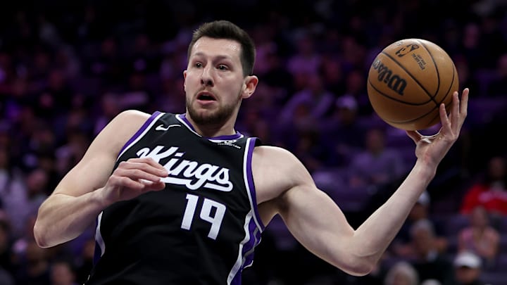 Mar 5, 2026; Sacramento, California, USA; Sacramento Kings forward-center Drew Eubanks (19) catches the ball against the New Orleans Pelicans during the third quarter at Golden 1 Center. Mandatory Credit: Dennis Lee-Imagn Images