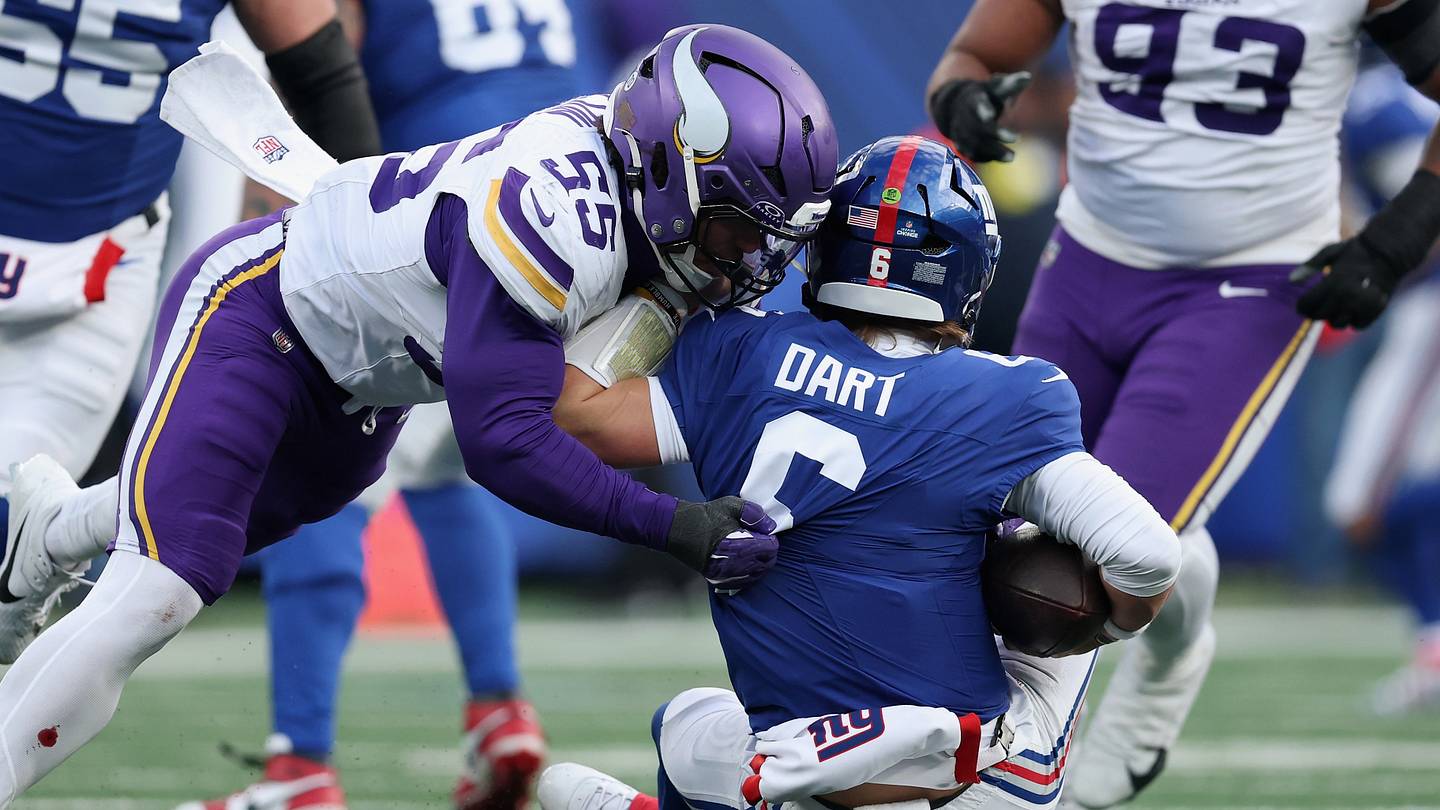 Giants' Dart Struggles in Tough Loss, Necklace Gone