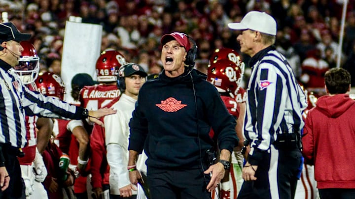 Oklahoma coach Brent Venables argues with an official in the CFP against Alabama.