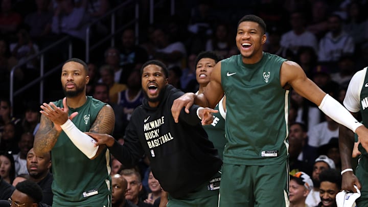 Giannis Antetokounmpo y Damian Lillard se estrenaron como compañeros de equipo ante los Lakers