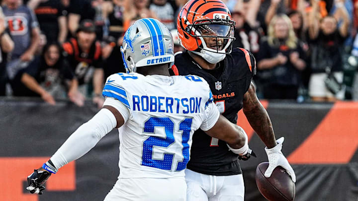 Cincinnati Bengals WR Ja'Marr Chase (1) scores a touchdown against Detroit Lions cornerback Amik Robertson (21) 