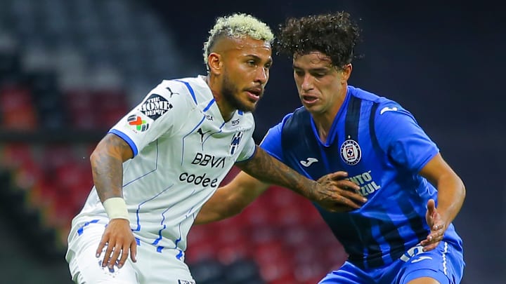 El colombiano Duván Vergara (Rayados) cubriendo el esférico contra el uruguayo Ignacio Rivero (Cruz Azul) en el repechaje del Grita México 2021.