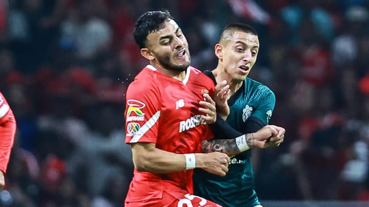 Alexis Vega de Toluca y Roberto Alvarado de Chivas durante los cuartos de final del Clausura 2024