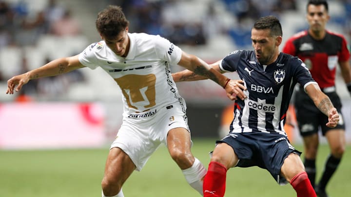 El argentino Juan Dinenno (Pumas) y el paraguayo Celso Ortiz (Rayados) durante el Grita México 2021 de la Liga MX.