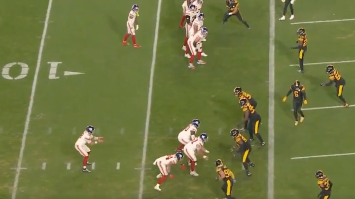 This two-point conversion attempt by the Giants was a complete failure. This two-point conversion attempt by the Giants was a complete failure.