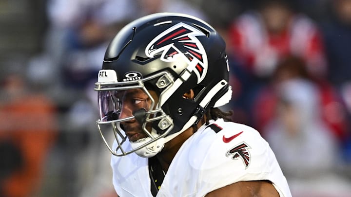 Nov 2, 2025; Foxborough, Massachusetts, USA; Atlanta Falcons running back Bijan Robinson (7) runs the ball against the New England Patriots during the third quarter at Gillette Stadium. Mandatory Credit: Eric Canha-Imagn Images Nov 2, 2025; Foxborough, Massachusetts, USA; Atlanta Falcons running back Bijan Robinson (7) runs the ball against the New England Patriots during the third quarter at Gillette Stadium. Mandatory Credit: Eric Canha-Imagn Images