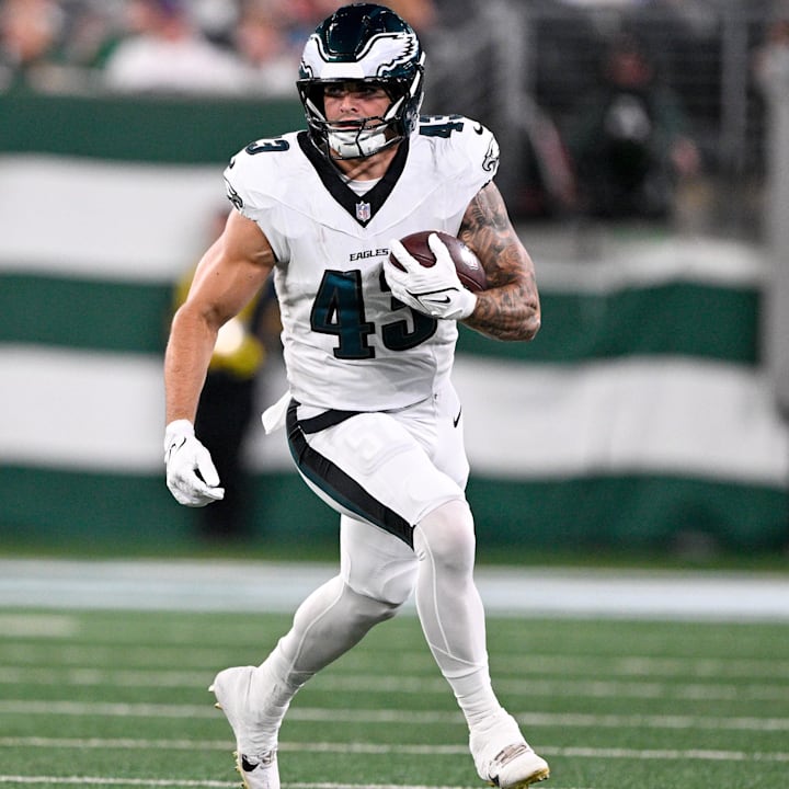 Philadelphia Eagles fullback Ben VanSumeren runs with the ball during the second quarter against the New York Jets.
