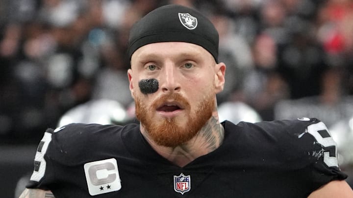 Jan 7, 2023; Paradise, Nevada, USA; Las Vegas Raiders defensive end Maxx Crosby (98) and defensive coordinator Patrick Graham talk during their game against the Kansas City Chiefs in the first half at Allegiant Stadium. Mandatory Credit: Kirby Lee-Imagn Images