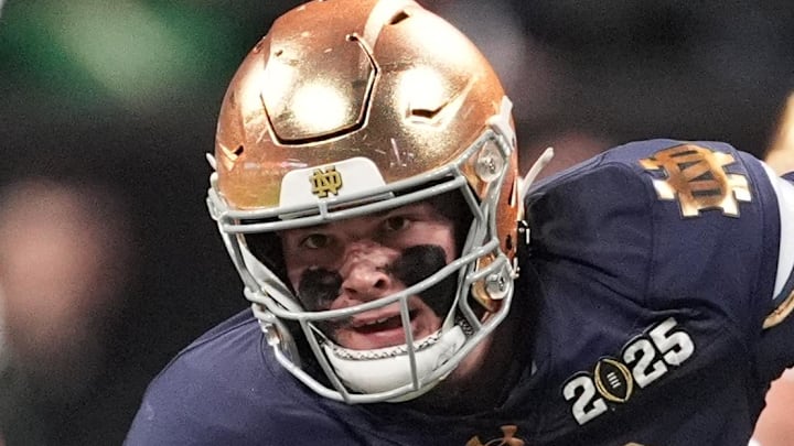 Notre Dame Fighting Irish tight end Mitchell Evans (88) runs after a catch against the Ohio State Buckeyes.