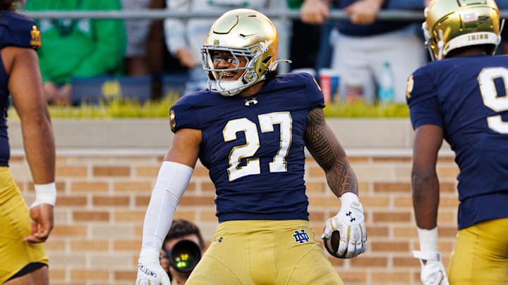 Notre Dame linebacker Kyngstonn Viliamu-Asa (27)
