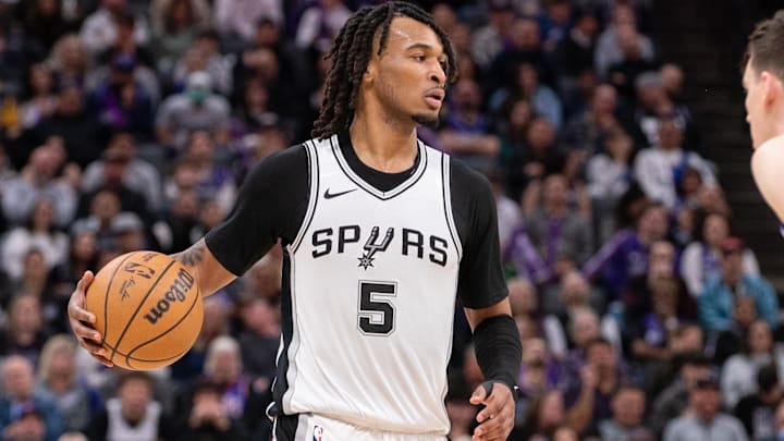 Mar 7, 2025; Sacramento, California, USA; San Antonio Spurs guard Stephon Castle (5) controls the ball against the Sacramento Kings during the fourth quarter at Golden 1 Center. Mandatory Credit: Ed Szczepanski-Imagn Images Mar 7, 2025; Sacramento, California, USA; San Antonio Spurs guard Stephon Castle (5) controls the ball against the Sacramento Kings during the fourth quarter at Golden 1 Center. Mandatory Credit: Ed Szczepanski-Imagn Images