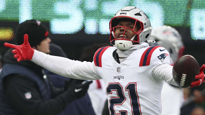 Dec 28, 2025; East Rutherford, New Jersey, USA; New England Patriots safety Jaylinn Hawkins (21) celebrates an interception against the New York Jets during the first quarter of the game at MetLife Stadium. Mandatory Credit: Vincent Carchietta-Imagn Images Dec 28, 2025; East Rutherford, New Jersey, USA; New England Patriots safety Jaylinn Hawkins (21) celebrates an interception against the New York Jets during the first quarter of the game at MetLife Stadium. Mandatory Credit: Vincent Carchietta-Imagn Images