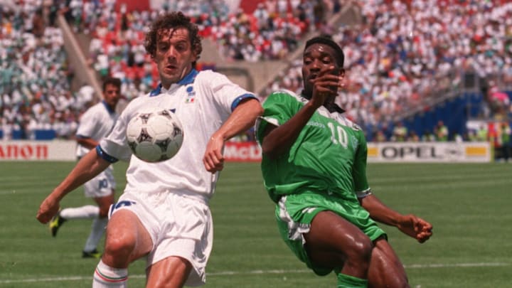 Okocha lucha ante los zagueros de Italia.