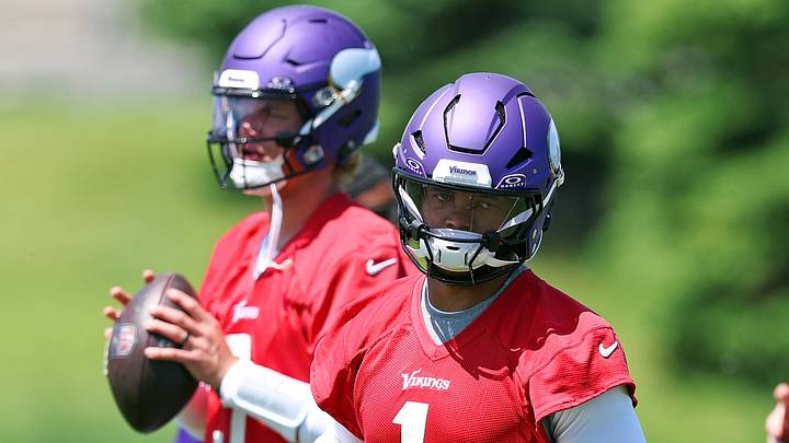 Minnesota Vikings QBs J.J. McCarthy (L) and Kyler Murray (R)