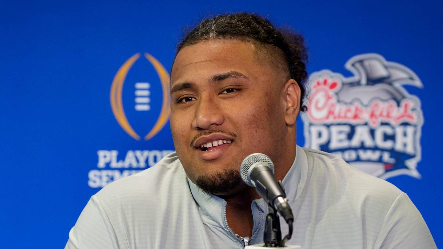 Offensive Lineman Iapani Laloulu's Oregon Return Sparks Award Buzz