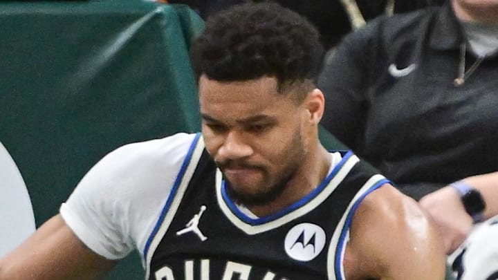 Mar 15, 2026; Milwaukee, Wisconsin, USA; Milwaukee Bucks forward Giannis Antetokounmpo (34) holds his knee after dunking a basket against the Indiana Pacers in the third quarter and had to leave the game at Fiserv Forum. Mandatory Credit: Benny Sieu-Imagn Images Mar 15, 2026; Milwaukee, Wisconsin, USA; Milwaukee Bucks forward Giannis Antetokounmpo (34) holds his knee after dunking a basket against the Indiana Pacers in the third quarter and had to leave the game at Fiserv Forum. Mandatory Credit: Benny Sieu-Imagn Images