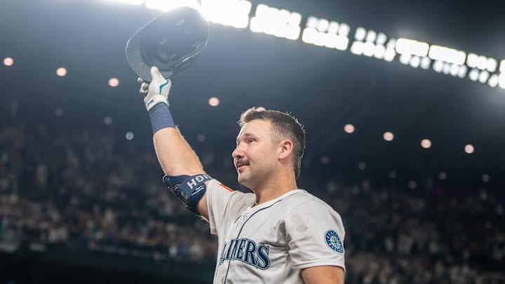 Sep 24, 2025; Seattle, Washington, USA; Seattle Mariners catcher Cal Raleigh (29) acknowledges the crowd after hitting his 60th home run of the season during the eighth inning against the Colorado Rockies at T-Mobile Park. Sep 24, 2025; Seattle, Washington, USA; Seattle Mariners catcher Cal Raleigh (29) acknowledges the crowd after hitting his 60th home run of the season during the eighth inning against the Colorado Rockies at T-Mobile Park.