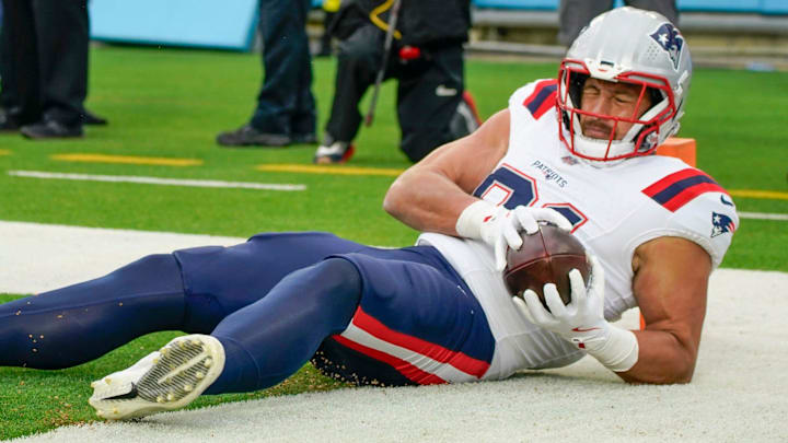 New England Patriots tight end Austin Hooper (81) lands in the end zone during the second quarter against the Tennessee Titans at Nissan Stadium in Nashville, Tenn., Sunday, Oct. 19, 2025. New England Patriots tight end Austin Hooper (81) lands in the end zone during the second quarter against the Tennessee Titans at Nissan Stadium in Nashville, Tenn., Sunday, Oct. 19, 2025.