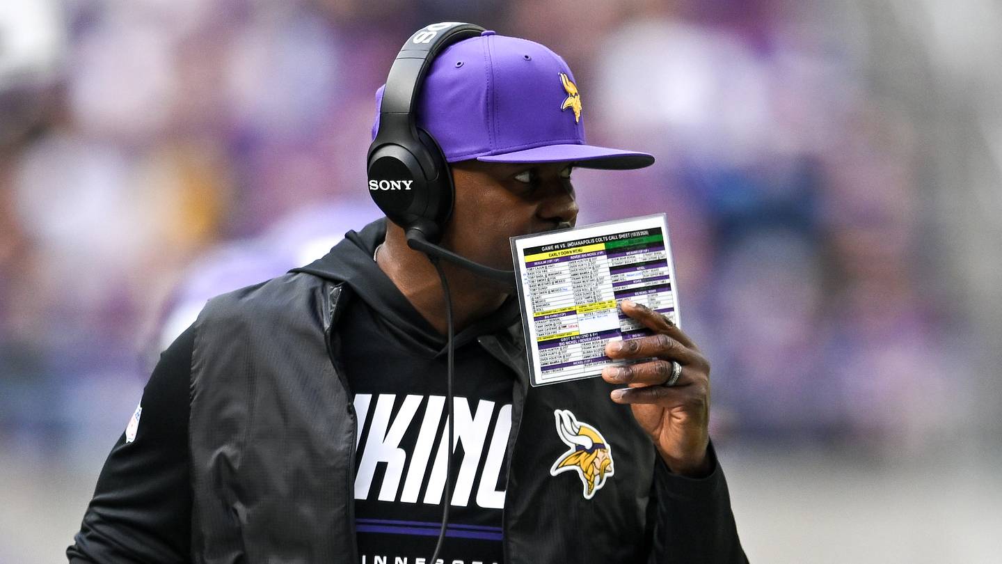 Brian Flores pushed Vikings blitzing to an extreme the Colts couldn't handle