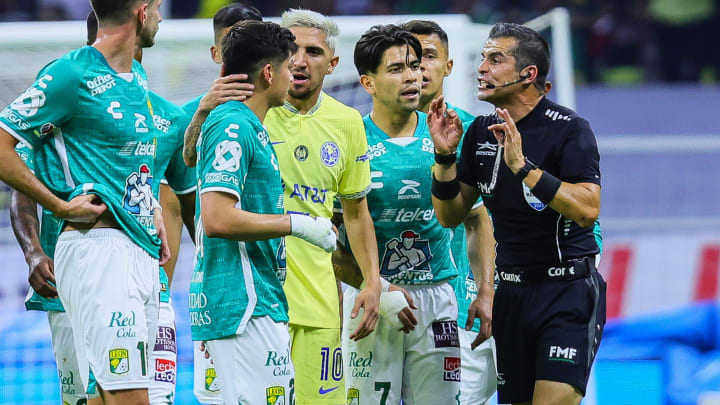 El árbitro Fernando 'Curro' Hernández desató toda una polémica en el América contra León de la Jornada 13 de la Liga MX. El árbitro Fernando 'Curro' Hernández desató toda una polémica en el América contra León de la Jornada 13 de la Liga MX.