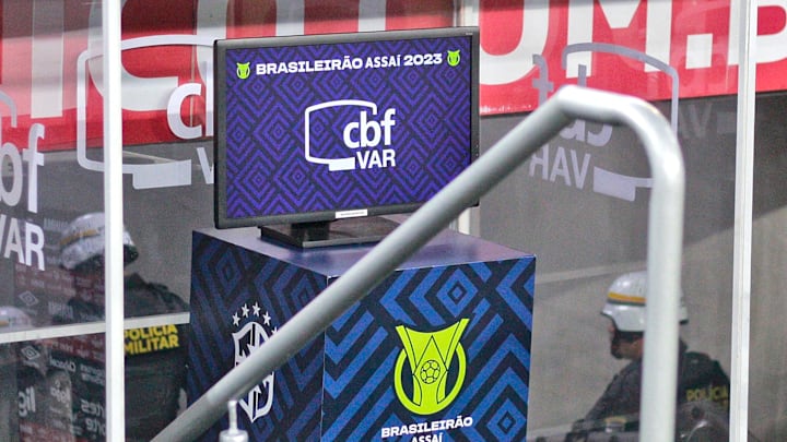 Estrutura normalmente ficava entre os bancos de reservas Estrutura normalmente ficava entre os bancos de reservas