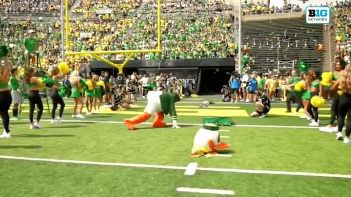 The Oregon Duck's mascot head fell off while running out for the team's first game of the season
