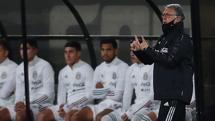 Gerardo Martino dando indicaciones desde el banquillo ante Ecuador.