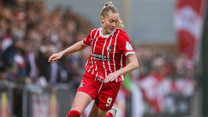 Janina Minge vom SC Freiburg ist eine von drei Spielerinnen, die nachnominiert wurden Janina Minge vom SC Freiburg ist eine von drei Spielerinnen, die nachnominiert wurden