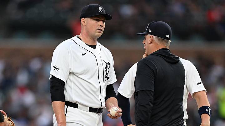 Detroit Tigers starting pitcher Tarik Skubal (29) talks with manager A.J. Hinch (14) after giving up a two-run home run. 