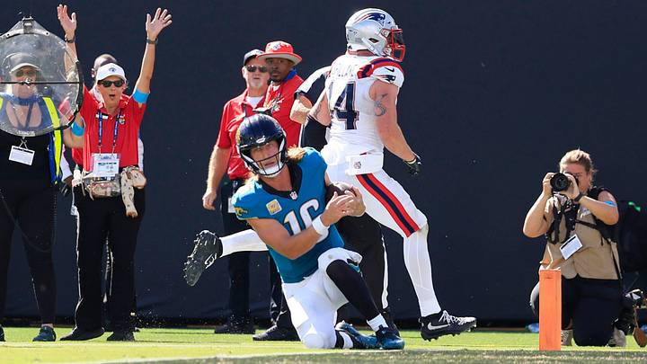 Jacksonville Jaguars quarterback Trevor Lawrence (16) kneels on the 1-yard line to manage the clock during the fourth quarter of an NFL football matchup at EverBank Stadium on Sunday, Sept. 27, 2026, in Jacksonville, Fla. The Jaguars defeated the Patriots 35-6. [Corey Perrine/Florida Times-Union]