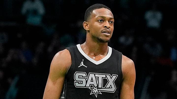 Feb 7, 2025; Charlotte, North Carolina, USA; San Antonio Spurs guard De'Aaron Fox (4) reacts to his tying basket late during the second half against the Charlotte Hornets at Spectrum Center. Mandatory Credit: Jim Dedmon-Imagn Images Feb 7, 2025; Charlotte, North Carolina, USA; San Antonio Spurs guard De'Aaron Fox (4) reacts to his tying basket late during the second half against the Charlotte Hornets at Spectrum Center. Mandatory Credit: Jim Dedmon-Imagn Images