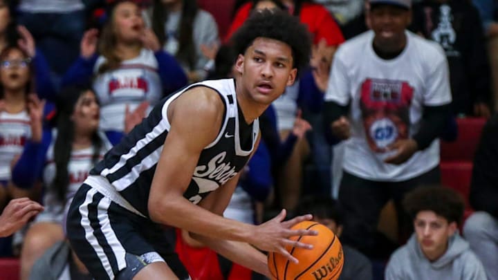 Serra's Maximo Adams (25) looks to pass Serra's Maximo Adams (25) looks to pass