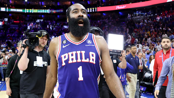 James Harden juega en la posición de base para los Philadelphia 76ers