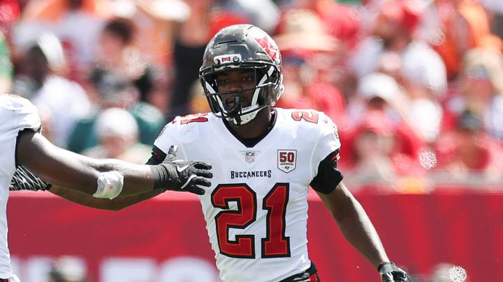 Tampa Bay Buccaneers cornerback Benjamin Morrison (21) celebrates a play with outside linebacker Lavonte David Tampa Bay Buccaneers cornerback Benjamin Morrison (21) celebrates a play with outside linebacker Lavonte David