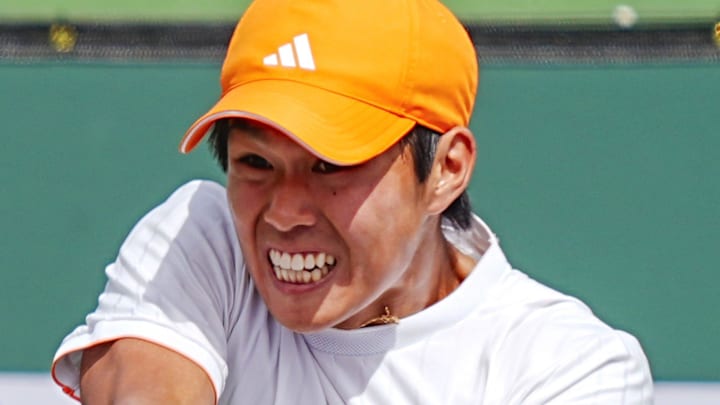 Learner Tien hits a shot