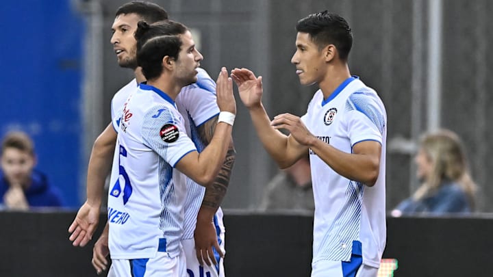 Nacho Rivero y Uriel Antuna se felicitan tras la anotación.