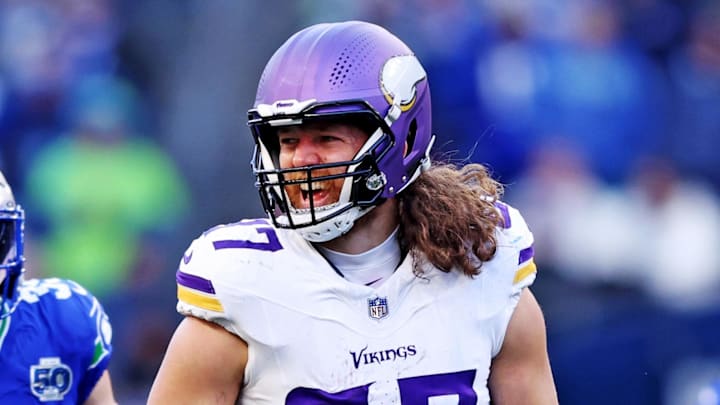Minnesota Vikings tight end T.J. Hockenson (87) makes a catch during the second half against the Seattle Seahawks 
