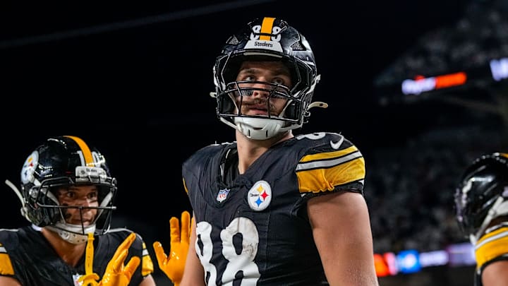 Pittsburgh Steelers tight end Pat Freiermuth (88) stares down a section of Bengals fans after scoring a go-ahead touchdown late in the fourth quarter of the NFL Week 7 game between the Cincinnati Bengals and the Pittsburgh Steelers at Paycor Stadium in downtown Cincinnati on Thursday, Oct. 16, 2025. The Bengals won, 33-31.