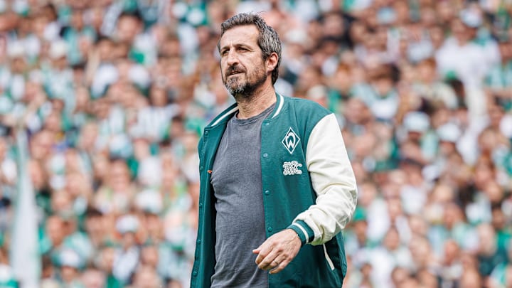 Johan Micoud, consultant la chaine l'Equipe