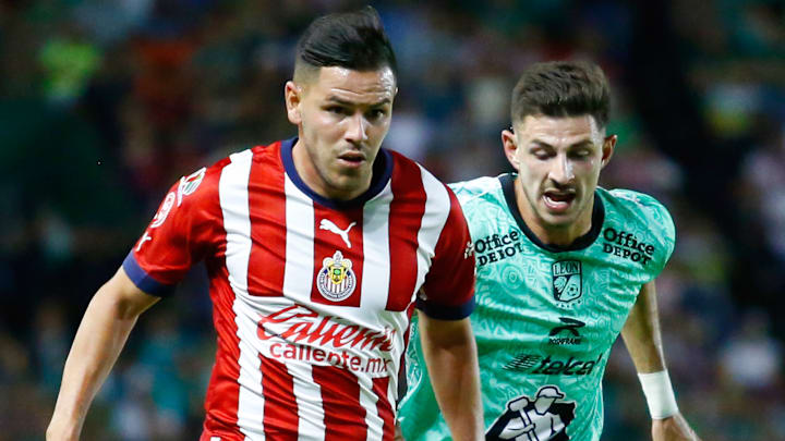Alan Torres de Chivas y el argentino Lucas Di Yorio durante el Clausura 2023 de la Liga MX. Alan Torres de Chivas y el argentino Lucas Di Yorio durante el Clausura 2023 de la Liga MX.