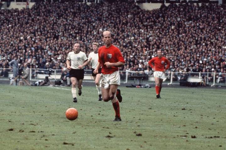 Bobby Charlton in the 1966 World Cup final for England บ็อบบี ชาร์ลตัน ในนัดชิงชนะเลิศฟุตบอลโลกปี 1966 กับทีมชาติอังกฤษ