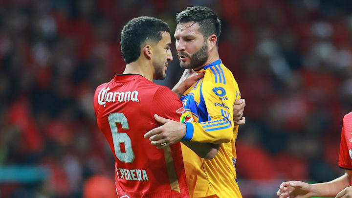 El uruguayo Federico Pereira se encara con el francés André-Pierre Gignac