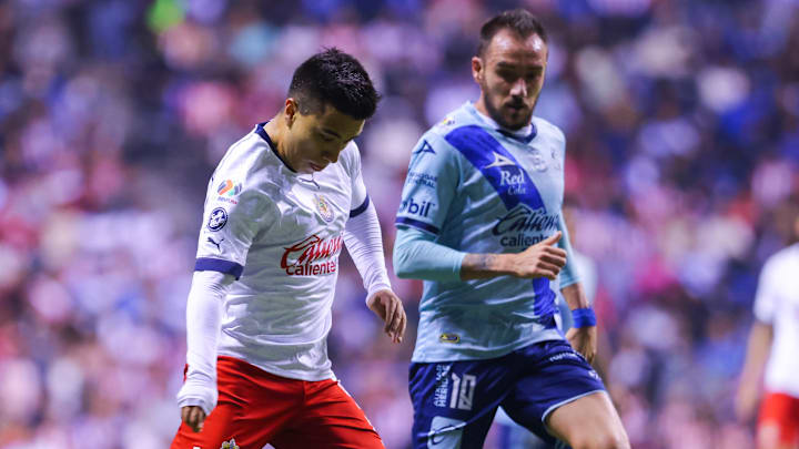 Fernando Beltrán de Chivas y el argentino Federico Mancuello de Puebla durante el Clausura 2023.