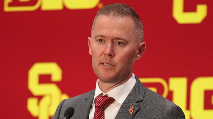 Jul 24, 2025; Las Vegas, NV, USA; USC head coach Lincoln Riley speaks to the media during the Big Ten NCAA college football media days at Mandalay Bay Resort. Mandatory Credit: Lucas Peltier-Imagn Images Jul 24, 2025; Las Vegas, NV, USA; USC head coach Lincoln Riley speaks to the media during the Big Ten NCAA college football media days at Mandalay Bay Resort. Mandatory Credit: Lucas Peltier-Imagn Images