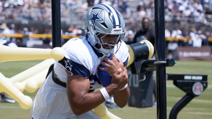 Dallas Cowboys tight end Brevyn Spann-Ford carries the ball at training camp at the River Ridge Fields. 