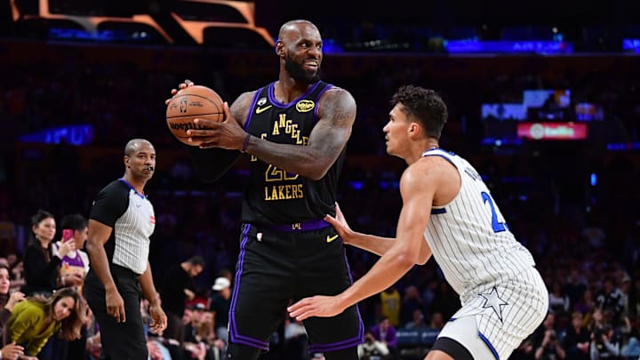 LeBron James apenas realizó 13 tiros la noche del martes en la caída de Lakers ante el Magic en una nueva jornada de NBA LeBron James apenas realizó 13 tiros la noche del martes en la caída de Lakers ante el Magic en una nueva jornada de NBA