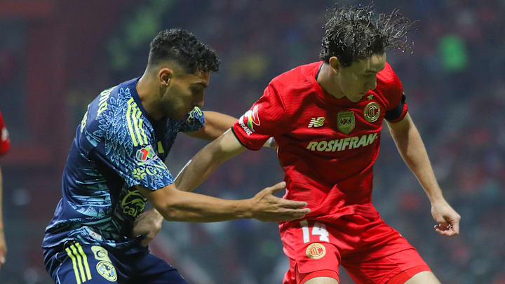 El uruguayo Sebastián Cáceres y Marcel Ruiz en el A2025