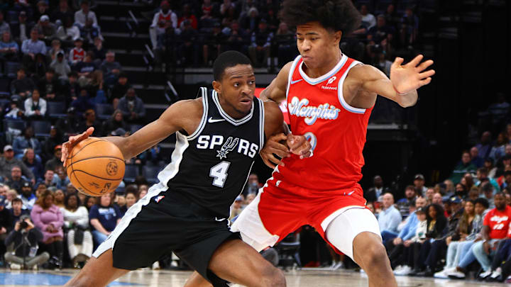 Mar 1, 2025; Memphis, Tennessee, USA; San Antonio Spurs guard De'Aaron Fox (4) drives to the basket as Memphis Grizzlies forward Jaylen Wells (0) defends during the fourth quarter at FedExForum.