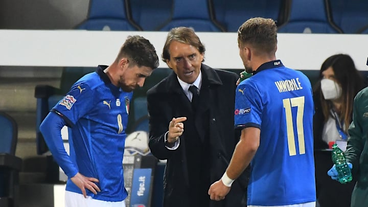 Hat für die WM-Playoffs 33 Spieler nominiert: Roberto Mancini (m.)