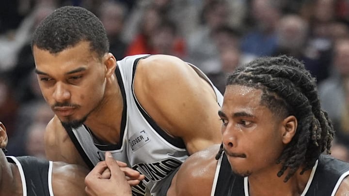 Toronto Raptors forward Collin Murray-Boyles blocks out San Antonio Spurs center Victor Wembanyama.